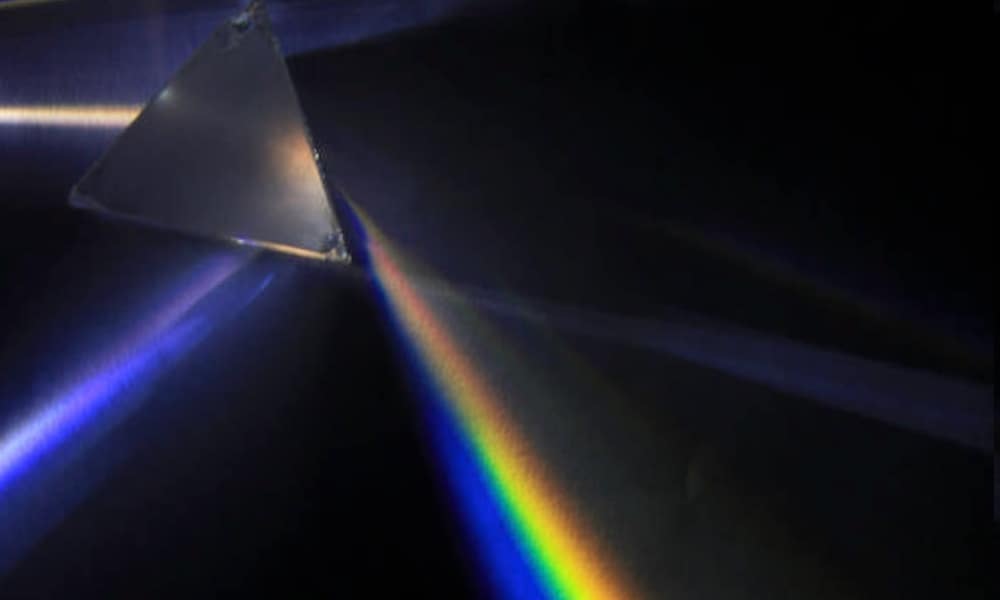 A prism used to decompose white light