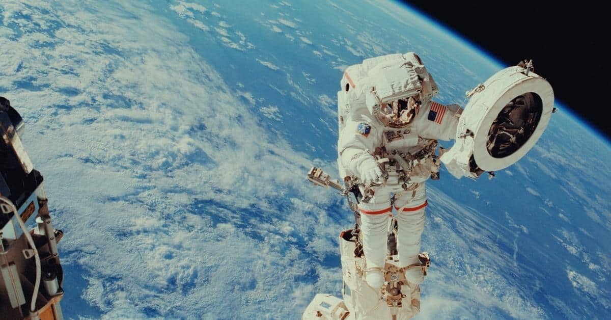 what-it-s-like-to-become-a-nasa-astronaut-10-surprising-facts-space